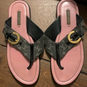 Louis Vuitton Flip Flops with gold buckle and mauve base in size 38.